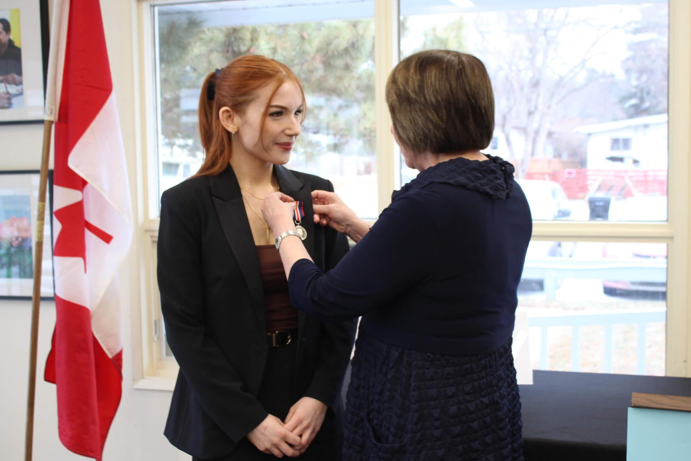 Yaël receiving a medal during an award presentation ceremony
